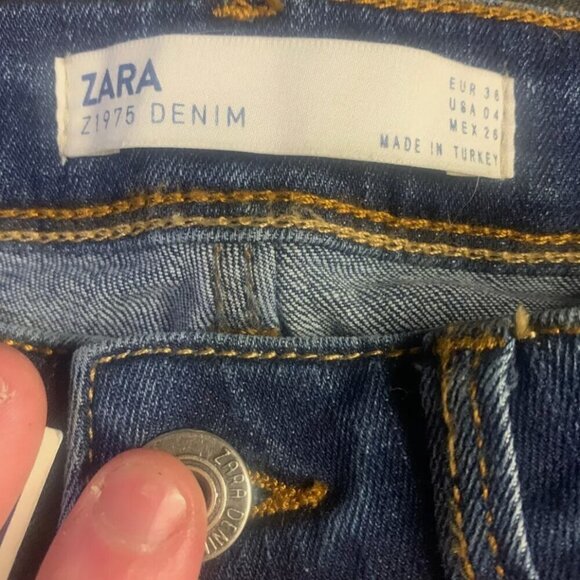 NWT Zara Basic Z1975 Denim Jeans Women's Size 4 Blue Distressed Ripped Hem - Picture 3 of 3